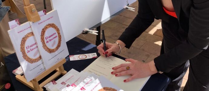 La psicóloga Blanca de la Torre Polo firmando su libro de relatos para la reflexión el susurro de las cosas
