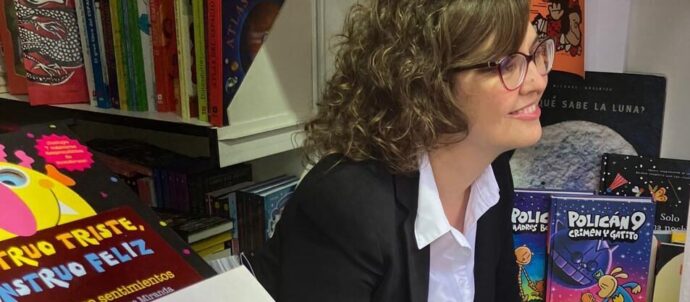 La psicóloga Blanca de la Torre Polo firmando en la Feria del Libro de Madrid firmando su libro de relatos para la reflexión el susurro de las cosas